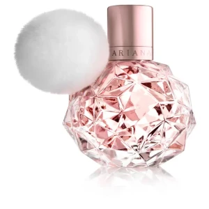 Parfym från Ariana Grande - Säljer en elegant parfym från Ariana Grande. Flaskan har en unik, facetterad design i rosa och transparent glas. Perfekt för den som älskar en söt och fruktig doft. Den har använts flitigt, men de finns mycket kvar av den att ge. Mer än halvfull (70%) kvar. Köptes för cirka 900. Bollen får man tyvärr inte med. Säljes pga att jag ska flytta och har massor av parfymer jag inte använder.