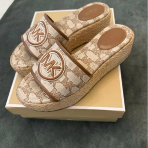 Beige sandaler med kilklack från Michael Kors - Nypris 2879kr, använda endast 2 gånger. 