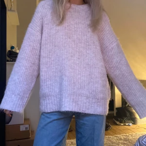 Ljusrosa stickad tröja - Ljusrosa stickad tröja i strl M. Köpt i USA från märket Cotton On. Superbra skick och bara använd 1 gång, inte alls nopprig eller sliten. Säljer då den är lite för stor på mig som vanligtvis har storlek XS/S. Ganska tjockt material och passar perfekt nu när det är kallt och supersnygg att styla med en vit tröja under till exempel. Köpt för 550 kr.