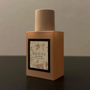 Gucci Bloom EdT - Säljer en elegant flaska Gucci Bloom Eau de Toilette. Innehåller ca. 30 ml av fräsch och blommig doft. Perfekt för den som älskar en sofistikerad och naturlig doft. 