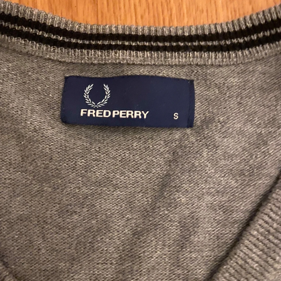 Grå tröja från Fred Perry - 93
