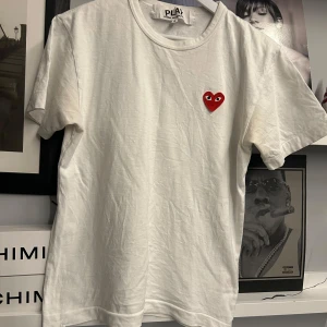 CDG commo des garçons T-shirt - Jätte snygg (CDG) commo des garçons T-shirt. Super bra skick och köpt direkt från NK har certifikat med i bilderna för att bevis på att den är äkta. Original pris 895:- men säljer endast för 599:- priset kan duiskuteras och kan ändra under snabb affär.