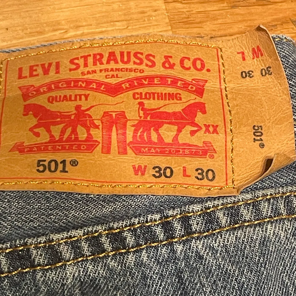 Klassiska Levi's 501 jeans i blå denim med rak passform. Dessa jeans har en traditionell femficksdesign och knappgylf. Perfekta för en avslappnad stil.. Farkut & Housut.