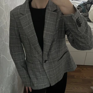 Rutig kavaj - Snygg rutig kavaj med klassisk passform och knappar framtill. Går även att använda som en tunnare jacka till vår/sommar🤗 I storlek 44, jag är i vanligtvis storlek 34/36.