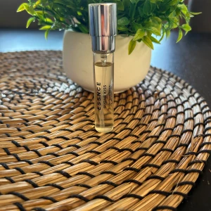 Essnce Sugar Kiss Parfym - Säljer en elegant och kompakt parfymflaska från Essnce med doften Sugar Kiss. Flaskan är genomskinlig med en stilren silverfärgad kork. Perfekt att ha med i väskan för en snabb uppfräschning 
