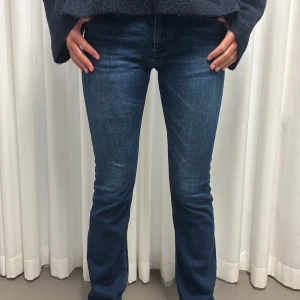 Lågmidjade mörkblå jeans - Fina jeans från MiH med snygga detaljer!🕊️ midjemått 35 cm innerbenslängd 75 cm