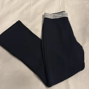 Svarta utsvänga mjukis Tommy Hilfiger - Mörk blåa utsvängda mjukisbyxor.