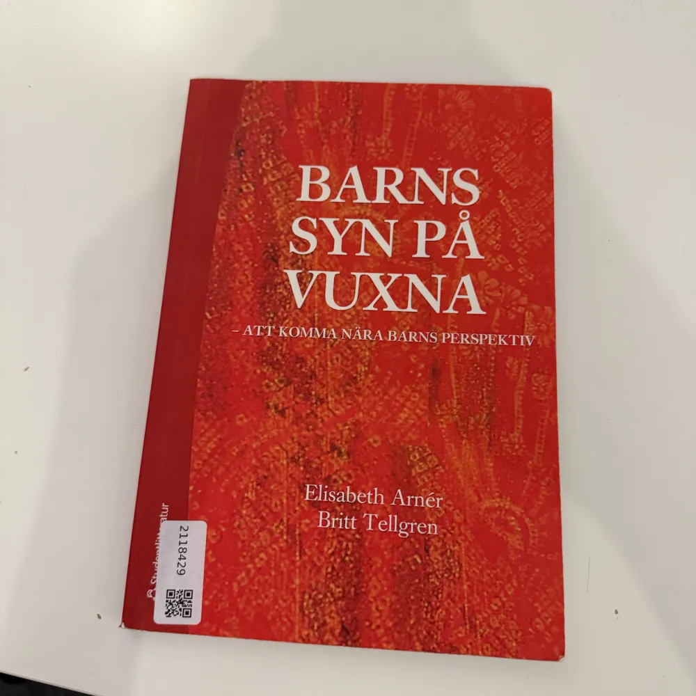 Boken 'Barns syn på vuxna' av Elisabeth Arnér och Britt Tellgren utforskar hur man kan närma sig barns perspektiv. Den har en röd omslagsdesign med vit text.. Böcker.