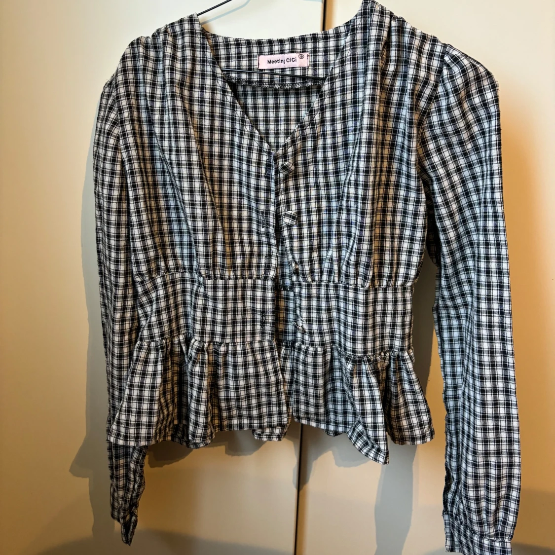 Peplumblus i rutigt tyg