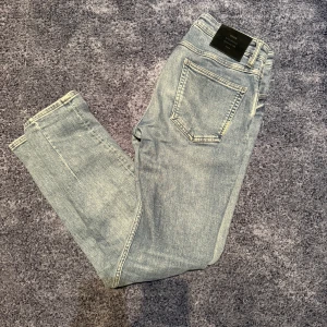 Neuw jeans - Säljer ett par ljusblå skinny jeans från neuw. De har en klassisk femficksdesign och en snygg tvätt. Perfekta för en stilren look.