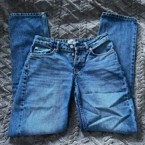 Jeans - Snygga blå jeans från 157 med låg midja och raka ben. Knappgylf och en klassisk femficksdesign. I modellen ”icon”. Använd fåtal gånger🤗