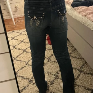 Straight jeans med coola detaljer - Snygga blå jeans med broderade fickor och nitar. De har en rak passform och är dekorerade med unika detaljer på bakfickorna. Jag är 168 för referens 
