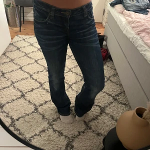 Mörkblå bootcut jeans - Snygga mörkblå bootcut jeans med snygga detaljer på bakfickorna. Är 168 för referens 