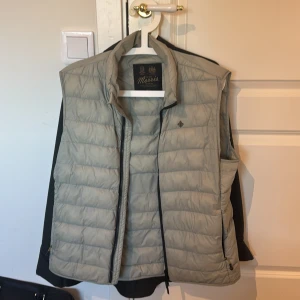 Ljusgrön dunväst från Morris - Snygg ljus grön dunväst från Morris med dragkedja. Perfekt för lager-på-lager under kyliga dagar. Västen har en stilren design och är lätt att matcha med olika outfits. Helt ny! Köptes för 1799.