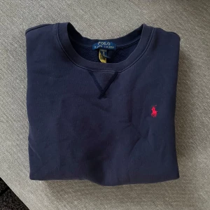 Ralph Lauren Tröja - Tjena! Säljer denna blåa Ralph Lauren sweatshirt. Storlek S. Toppen skick!