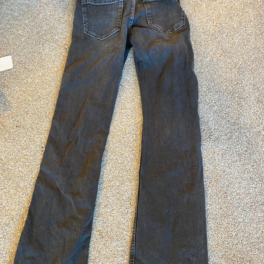 Svarta jeans med fickdetaljer - 90