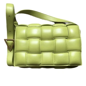 Bottega Veneta  - Bottega Veneta padded Cassette bag i kiwi med gulddetaljer. Nypris 45.000:- 