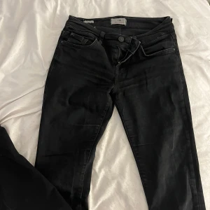 Svarta jeans från LTB - Snygga svarta jeans från LTB med en klassisk femficksdesign och knappgylf. Modellen heter Roxy och det är i storlek 26/34 (w26 L34). Det har lite defekter som man ser på bilden men fortfarande i bra skick och supersnygga!