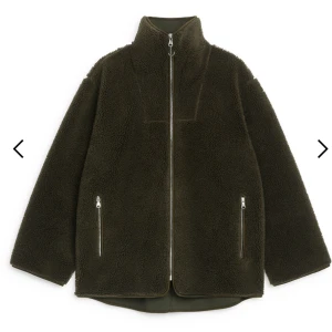  teddyjacka från arket  - olivgrön teddyjacka med dragkedja framtill och hög krage. Från arket i storlek xs, köpt för 1390☺️