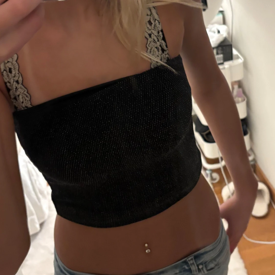 Svart glittrig tubtopp med spetsdetaljer