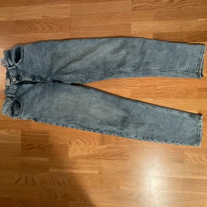 Blå jeansbyxor - Klassiska blå jeans med en raka ben och är low waist. De är från only i storlek 164 och passar mig perfekt som är 170cm lång och som brukar bära S/34 i jeans. 