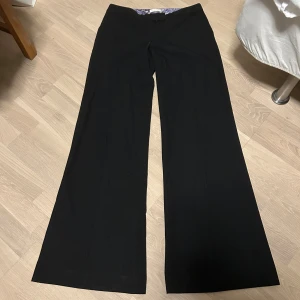 svarta utsvängda kostymbyxor - lågmidjade y2k kostymbyxor med små ränder på från märket kookaï 🎀storlek 38 så tror det motsvarar stl S/M? hör av dig vid frågor!