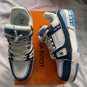 Louis Vuitton Skor - Nyskick. Og medföljer. Storlek 43. Skicka gärna bud.