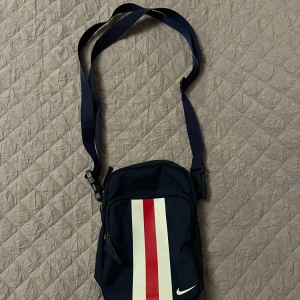 Axelväska från Nike (PSG) - Snygg blå axelväska från Nike, PSG. Bara att skriva till mig vid funderingar, priset är ej hugget i sten
