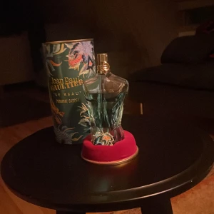Jean Paul Gaultier Le Beau Paradise Garden - Säljer en exklusiv parfym från Jean Paul Gaultier, Le Beau Paradise Garden. Flaskan har en unik design som liknar en manlig torso och kommer i en dekorativ grön förpackning med tropiskt mönster. Innehåller 75 ml av doften. Men är lite använd så kanske 60 ml är kvar. Jag säljer denna för 420 då ny kostar runt 700