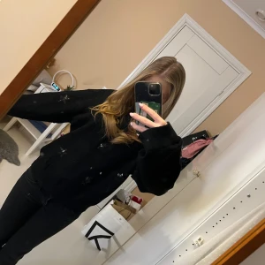 Svart stickad tröja med stjärnor - Sälger mina helt oanvända stickade tröja från Gina tricot i storlek 158/164 men passar min som är xs / s 