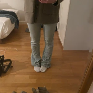 Ljusblå jeans - Snygga ljusblå jeans med en klassisk straight passform. Perfekta för en avslappnad stil. De har en normal midja och är tillverkade i ett bekvämt denimtyg.