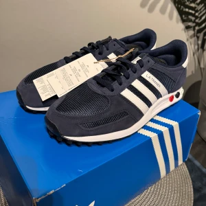 Adidas LA Trainer sneakers - Adidas L.A Trainers || Skick: 10/10 sprillans nya med tags och allt kvar || Allt OG medföljer || Storlek 44 2/3 men passar 44 ||