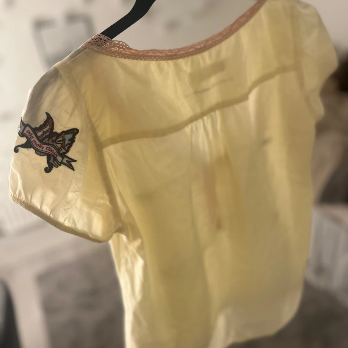 Gul blus med spetsdetaljer - 91