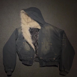 Jeans päls jacka/hoodie - DEN SKA SE ANVÄND UT. Nyss inköpt från supermade, har dock klippt av tag men den finns kvar. Den är size S med loose passform och full zip. Enligt deras size chart så ska den passa folk mellan 155-165cm, vilket jag tror stämmer, jag är 170. Jag köpte alltså en storlek för liten där av varför jag säljer den. Den är väldigt mysig och varm, om den bara hade passat hade jag aldrig försökt sälja den