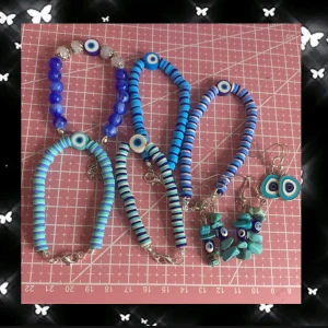 Armbandet och örhängen - Massa olika armand och örhängen ! Priserna finns på bilderna:3 !obs några armband är stora och några är små, så när du ska välja vilken du vill ha så säg till om du vill ha den stor eller liten! Örhängena på tredje bilden är äkta kristaller, därför är dem lite dyrare. Swish eller köp nu men kontakta mig innan!♡ 