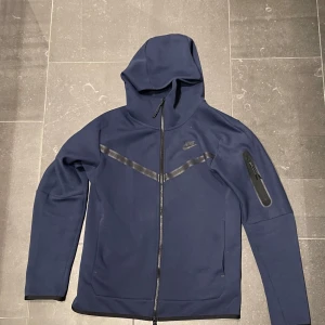 Nike tech fleece - Snygg tech fleece i nästan nyskick skulle säga 9/10. Den är i storlek s. Har ni frågor eller vill ha fler bilder är det bara att höra av sig