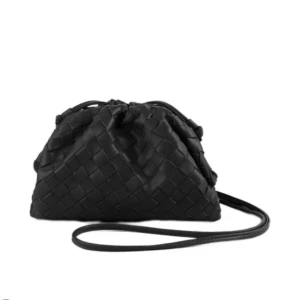 Fin clutch väska - Säljer min flätade clutch väska❤️❤️