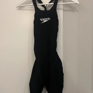 Speedo tävlingsbaddräkt  - Tävlingsbaddräkt Speedo Fastskin LZR Pure Valor Open Back. Baddräkten är i storlek 26 (se bild). Baddräkten är använd, men i bra skick. Nypris är cirka 4500 kronor. Säljer för 1800 kronor, pris går dock att diskutera. 