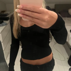 Zara topp - Ribbad långärmad topp från Zara med urringning. Nästan helt oanvänd, alltså i väldigt bra skick. Storlek M men passar som en S❤️Ord pris 379