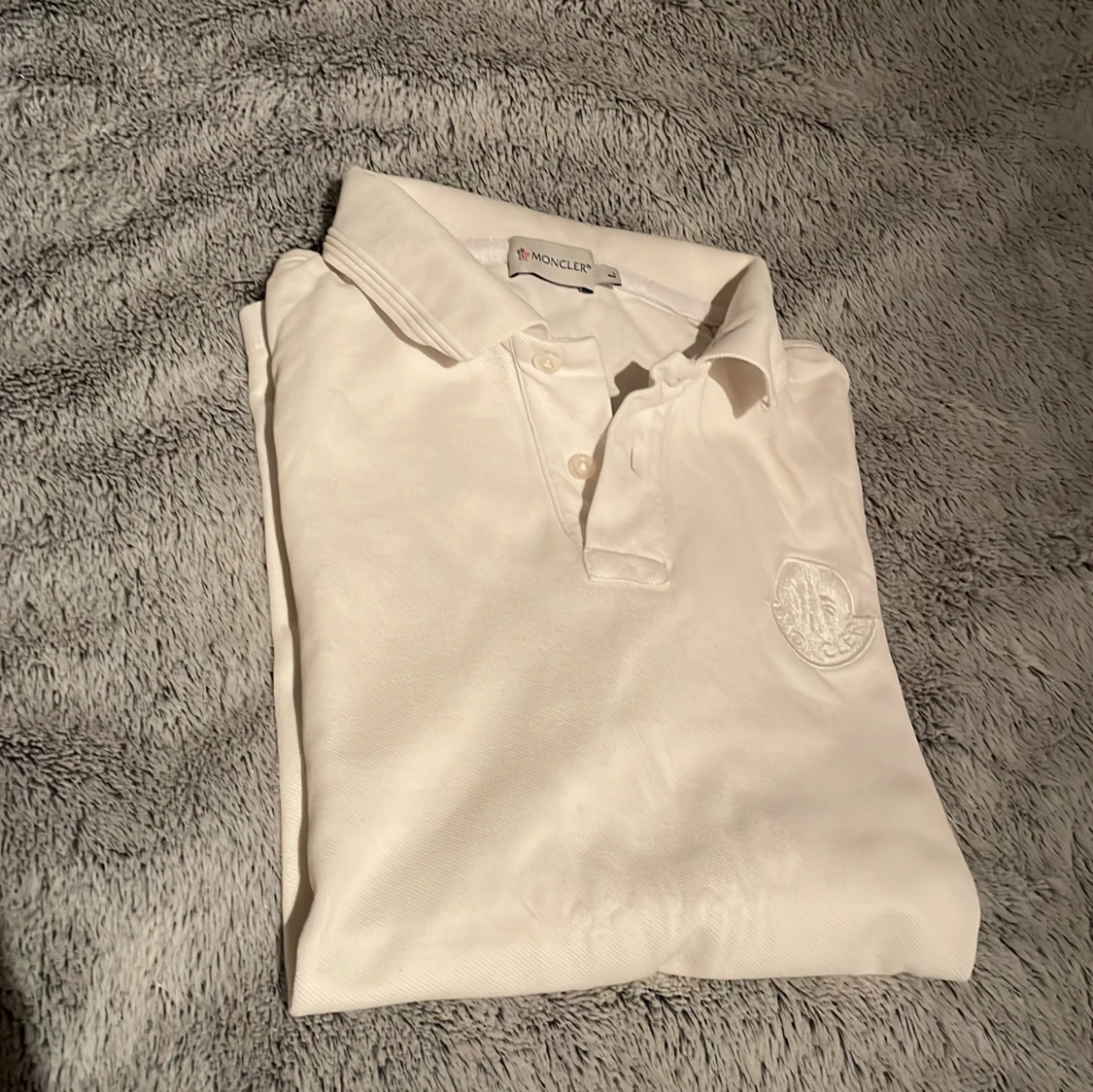 Vit pikétröja från Moncler