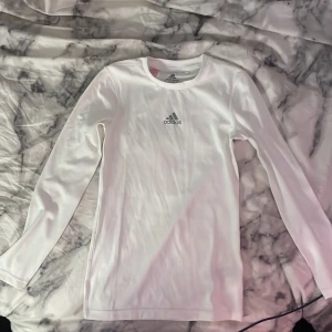 Långärmad träningströja, adidas  - Långärmad träningströja i nyskick. 11-12 år men skulle säga att den passar xs. Stretchigt tyg💕