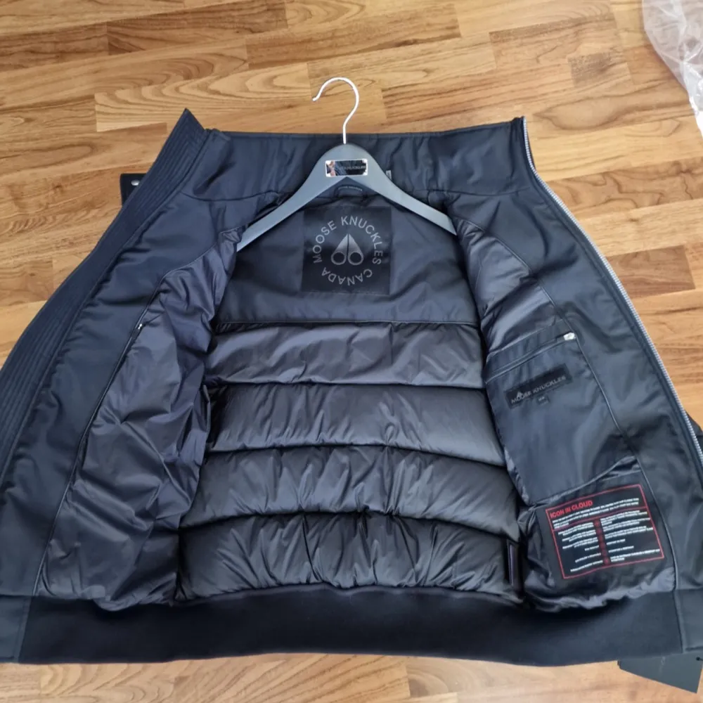 Letar du efter en ny stilren vinterjacka att ha under den kommande vintern? Då har du kommit rätt. Jag erbjuder en otroligt stilren och aldrig använd Moose Knuckles bomberjacka till försäljning. Denna jacka är 100% äkta och i perfekt skick, aldrig använd. Kvitto finns även för er som är nyfikna. Hör av er vid intresse eller vid funderingar. Snabb affär prioriteras!. Takit.