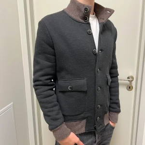 Kashmir cardigan - Snyggaste jackan jag ägt, en fodrad cardigan-jacka i både delar 100% kashmir och bomullblandning (beigea är kashmir, mörkgråa bomullsblandning). Perfekt höstjacka då insidan är mjukt fodrad. Size S, normal i storleken (passar dig under 180 bäst). Från det exklusiva, Italienska märket RODA ITALY. Köpt från vestiare, knappt använd (skick: 9/10). En galet snygg jacka, som tyvärr blivit för liten för mig🥲/ Mvh 