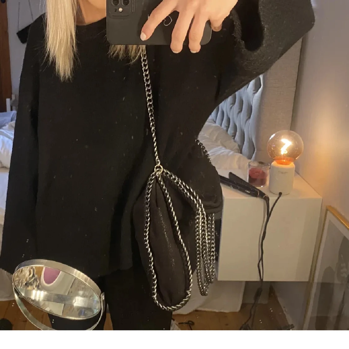 Svart axelväska med kedjedetaljer - 90