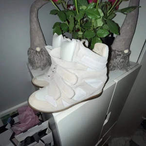 Beige isabella marant skor - Snygga beige isabella marant skor med kilklack och kardborreband. Dem är i storlek 39 men funkar även för 37/38. Priset går att diskuteras