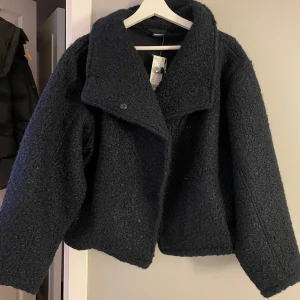 Mörkblå teddyjacka från Gina Tricot - Säljer en mysig och trendig teddyjacka från Gina Tricot i den mörkblåa färgen. Den är sprillans ny och aldrig andvänd och har prislappen kvar!! Nypris 599kr💗