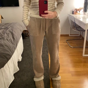 Beiga mysbyxor från Juicy Couture - Säljer mina beiga mysbyxor från Juicy Couture då dom inte längre kommer till användning