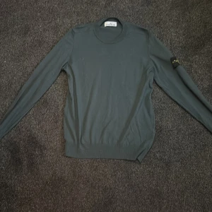 Grön tröja från Stone Island - Säljer en stilren grön tröja från Stone Island. Tröjan har mjukt material som passar perfekt för kyligare dagar.