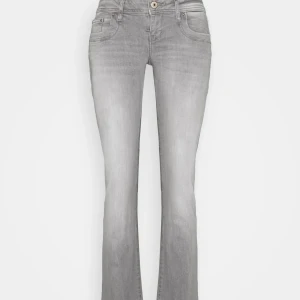 LTB JEANS Valerie gråa  - Säljer mina gråa ltb jeans i modellen valerie som är helt slutsålda. Finns en liten defekt (bild 2) där detaljen på ena sidan har gått upp lite men inget man ser när man har på dem, ingen markvärdigt alltså. Nypris 800 kr. De är nästan i nyskick då jag knappt använt dem. Pris kan diskuteras. 💓storlek: 27x34 