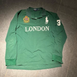 Ralph Lauren pike - En snygg vintage Ralph lauren pike. Storlek XXL men passar storlek L med lösare passform. Mycket bra skicka och inga märken. Pris kan diskuteras!